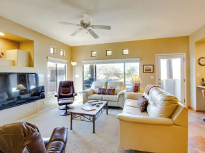 Oro Valley Condo w/ Community Pool: Near Hiking!