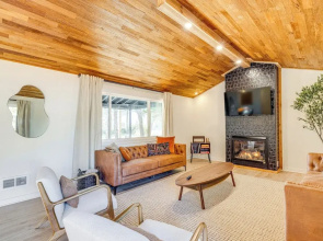 Modern Oregon Cottage w/ Hot Tub: Walk to Beach!