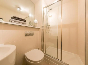 THE BROCH, Ground Floor City Centre Apartment, sleeps 6