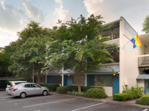 Chic Premium Studio Apartment (G) - Includes Weekly Cleanings w/ Linen Change