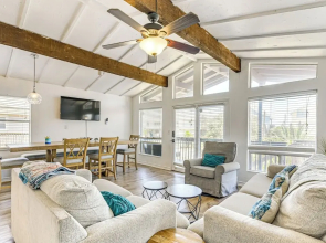 Walk to Beach: Ocean-view Home w/ Deck in Freeport