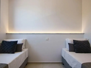 Phaedrus Living: Seaside Executive Flat Harbour 203