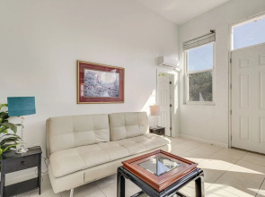 Near Apollo Beach! Bright Apt w/ Essentials