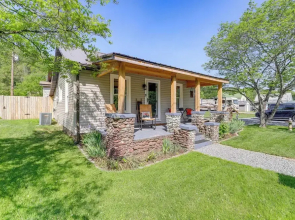 Walk to River & Trails: Cozy Damascus Cottage!