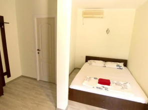 3 bedrooms house at Constanta 500 m away from the beach with enclosed garden and wifi