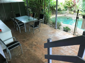 Royal Palm Cottage, Entire two bedroom 2 bathroom house with Pool