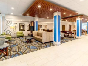 Holiday Inn Express & Suites Milwaukee West Allis