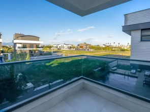 Stylish Flat w Balcony Near Lara Beach