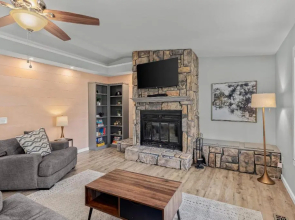 Charming Getaway near Tweety Bird Trail Backyard