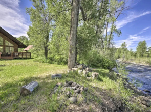 'the River Home' Cabin w/ Yard: Near Wolf Creek!