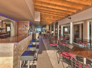 Mackenzie Beach Hotel & Apartments