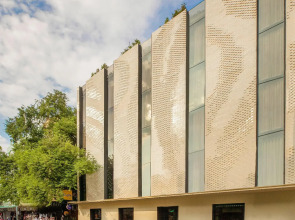 The Gravitique Hotel Khaosan