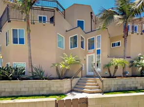 Mission Beach Townhouse by RedAwning