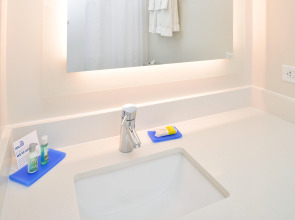 Holiday Inn Express New Orleans - St Charles (ex Modern Hotel)