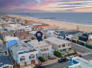 Topside Newport Rooftop Balcony + Ocean Views + Walk to Pier, Marina Village