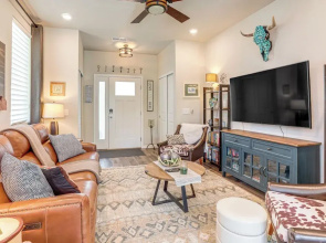 Walk to Light Rail! Townhome 9 Mi to Dtwn Denver