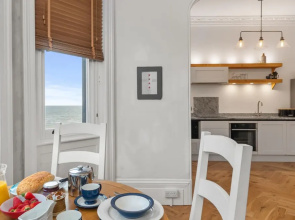 Spinnaker - Close to Town Sea Views