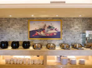 Vienna International Hotel (Xinyang Railway Station Tianrun Plaza Store)