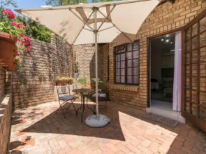 Retro Chic Bachelor Unit 3km to Menlyn