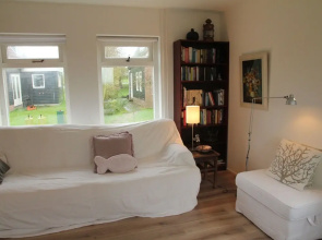 Romantic Holiday Home Directly on the Markermeer Lake with Waterfront Terrace