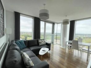 City Centre 2 Bedroom 2 Bathroom Apartment with Free Parking, Super-Fast Wifi and Smart TV with SkyTV
