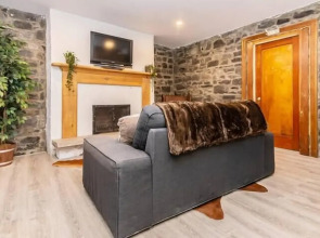 Modern Meets Rustic - 2 Bdrm Old Quebec