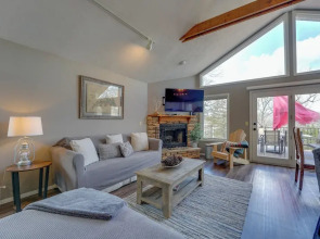 Reeds Spring Retreat w/ Lakeview Deck + Grill