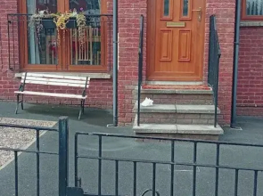 Bangor - 2 Bed Apartment- Sleeps 4 -privateparking