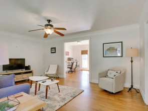 Contemporary Athens Home < 2 Miles to Uga!