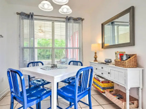 Secluded 'La Mer Cottage' < 1 Mi to Beach!