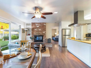 East Valley Manor by Avantstay Minutes to the Beach