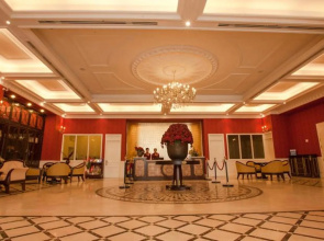 Den Long Do Hotel & Restaurant