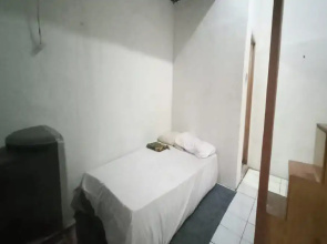 SPOT ON 93964 Guest House Pak Gatot 3