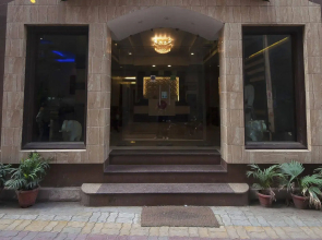OYO Flagship 113 Golden Temple Road