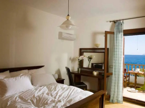 Beautiful 3-bed Sea Front Villa in Agios Nikolaos