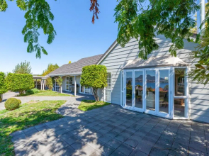Krissell Castle - Acacia Bay Holiday Home