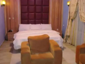 11:45 Hotel & Suites
