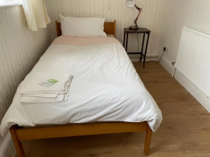 Renovated 4-bed Home, Sleeps 9 With Parking & Spa