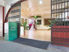 ZEN Rooms Broadway Court QC