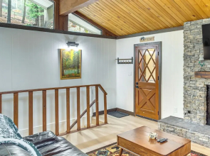 3 Mi to Lake Arrowhead Village: Pine-view Home!