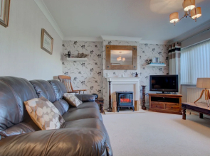 Detached Holiday Home With Beautiful Conservatory, Decorative Fireplace, and Charming Garden