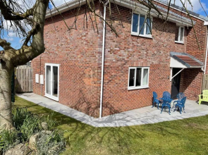 Sunny Corner, Padstow. Spacious 3 bedrooms, 2.5 bathrooms, parking, garden.