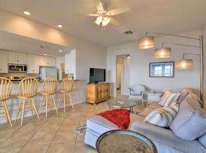 Beachfront Getaway w/ Deck & Views in Galveston
