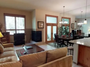 Luxury One Bedroom Condo in Cascade Village at the Base of Chair Lift 20