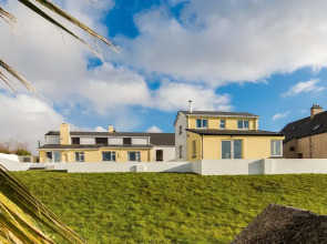 Family Beach House Located Within a Short Stroll of Waterville