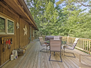 Secluded Stanardsville Cabin w/ 10 Acres & Hot Tub