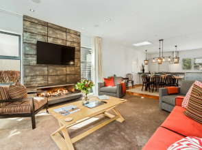 Central Queenstown 3-Bed Villa by Staysouth