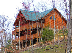 Eagles Point Lodge 4 Bedroom Home with Hot Tub