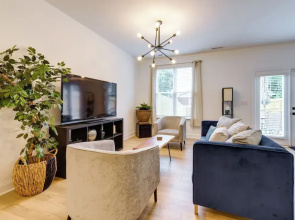 Charlotte Getaway w/ Yard - 3 Mi to Uptown!
