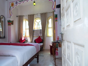 OYO 12726 Home Heritage Lake View Hanuman Ghat